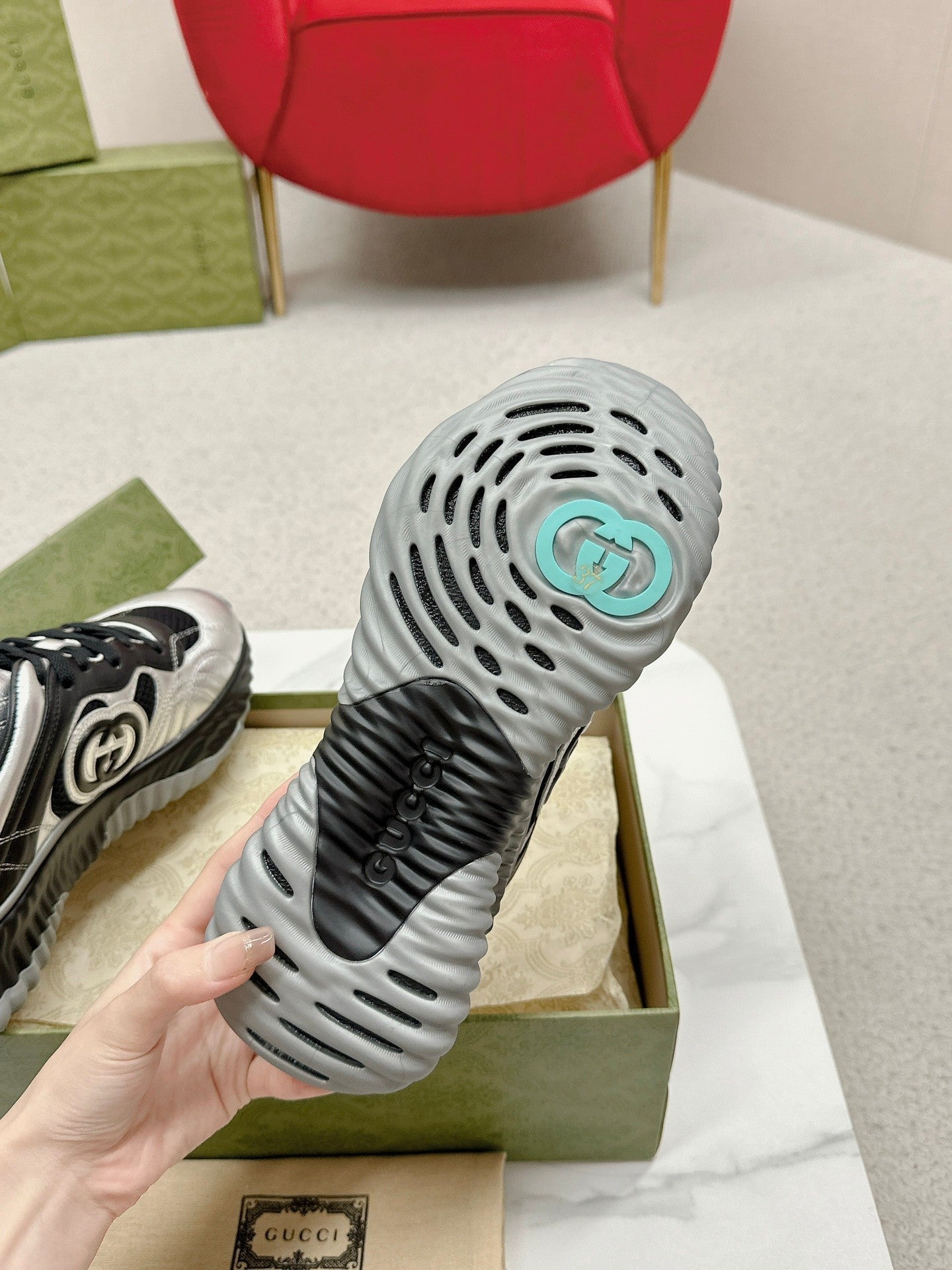 GUCCI RIPPLE TRAINER LIGHT SILVER AND BLACK LAMBSKIN