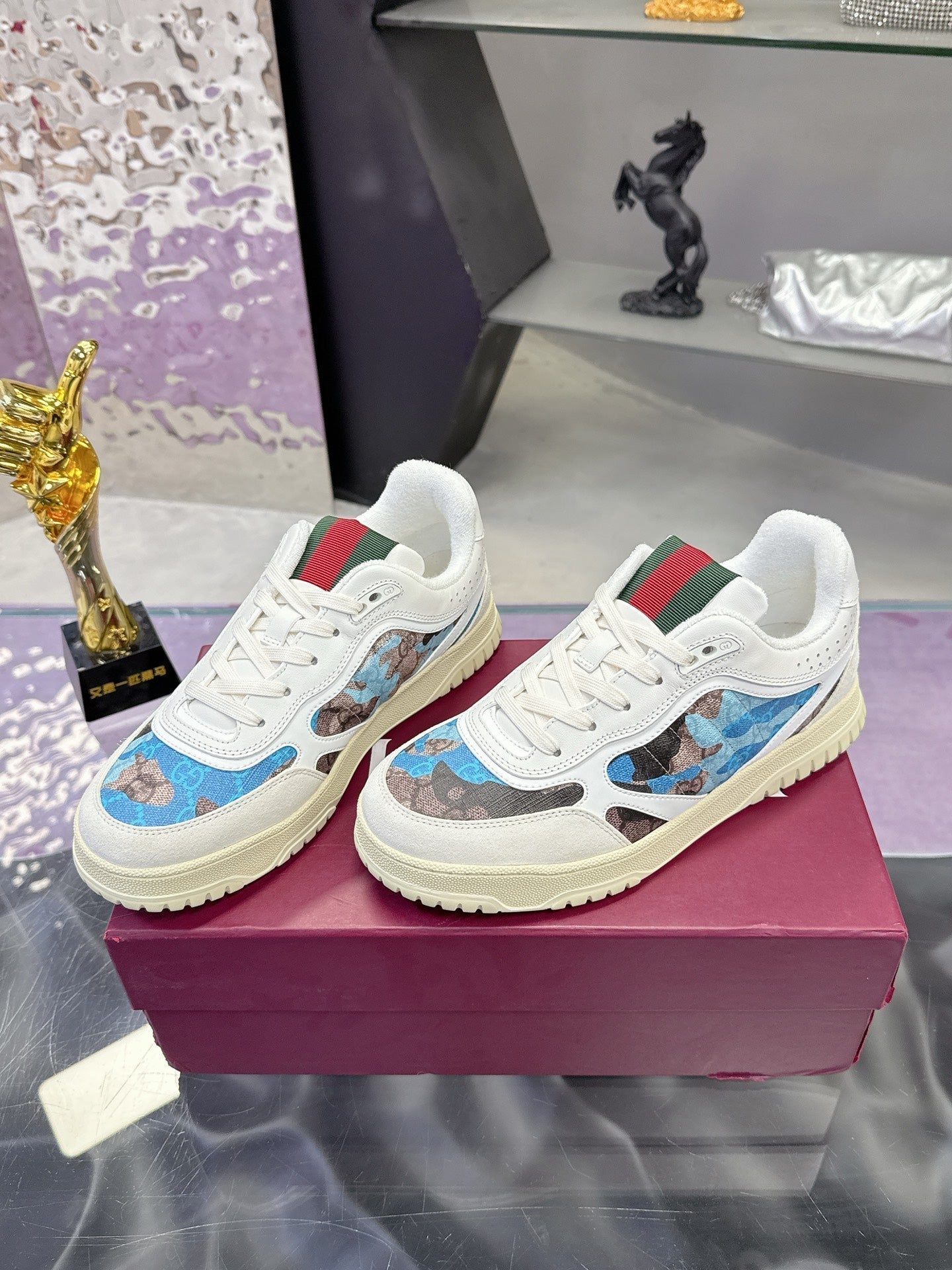 GUCCI 26S SNEAKER IN WHITE AND BLUE CALFSKIN